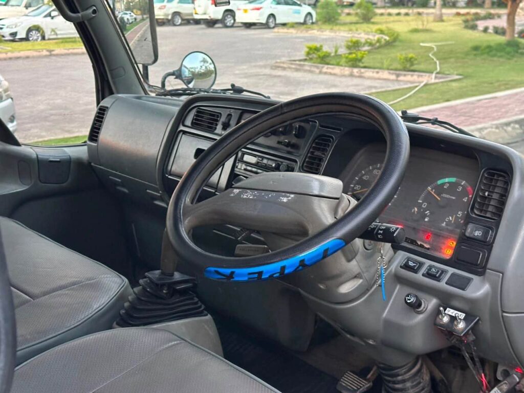 Mitsubishi Canter bei poa sokoni Dar es Salaam Tanzania