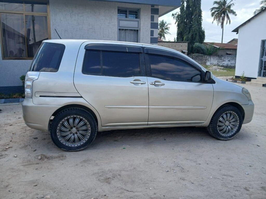 Magari Sokoni Toyota Raum ya Bei Poa 2005