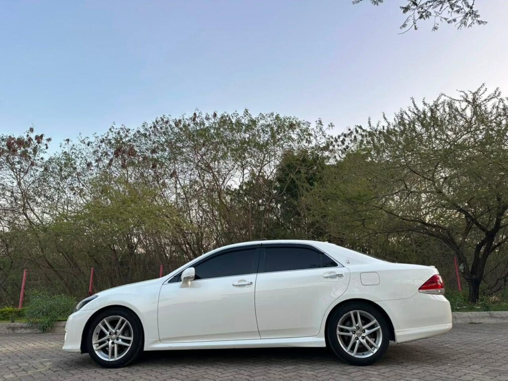 Price Toyota Crown 2010 for Sale in Dar es Salaam