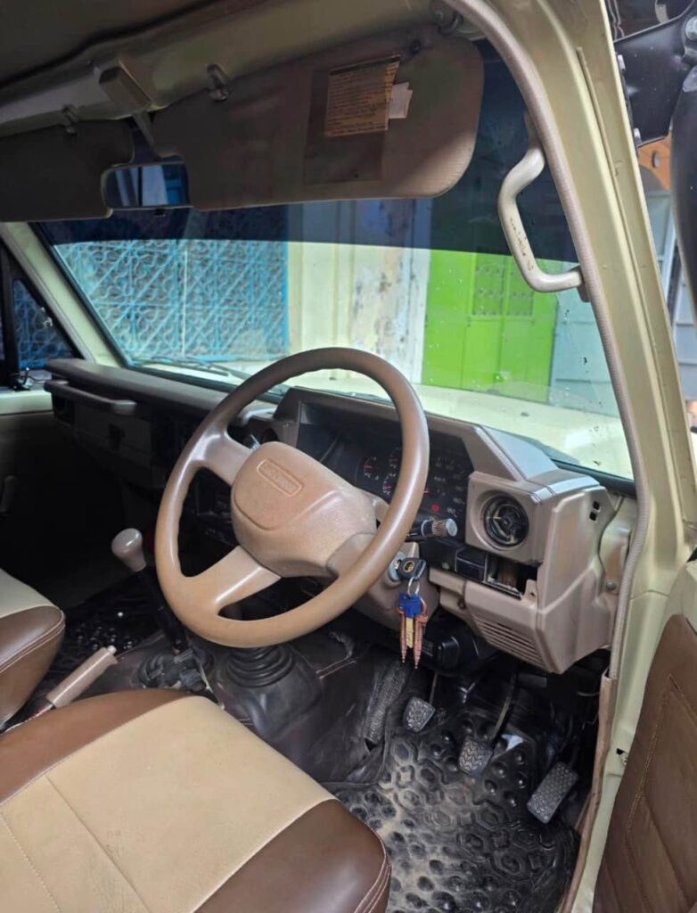 Toyota Land Cruiser 70 Series bei poa sokoni Dar es Salaam Tanzania