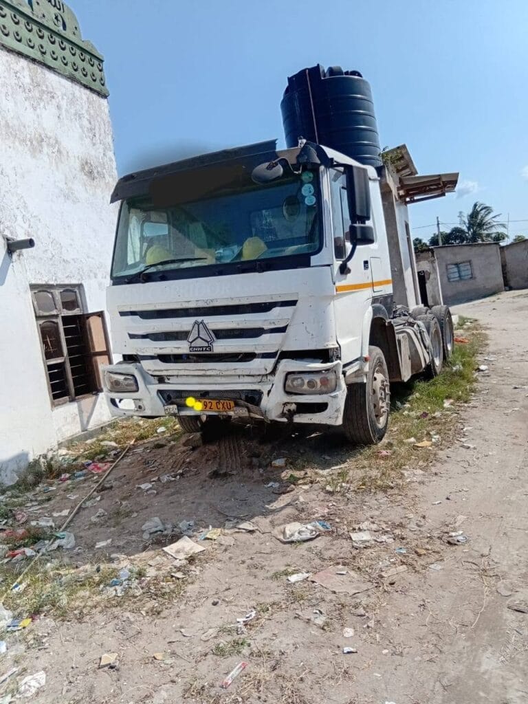 Used HOWO (Syno-Truck) HOWO T7 Tractor Truck 2015 for Sale in Dar es Salaam