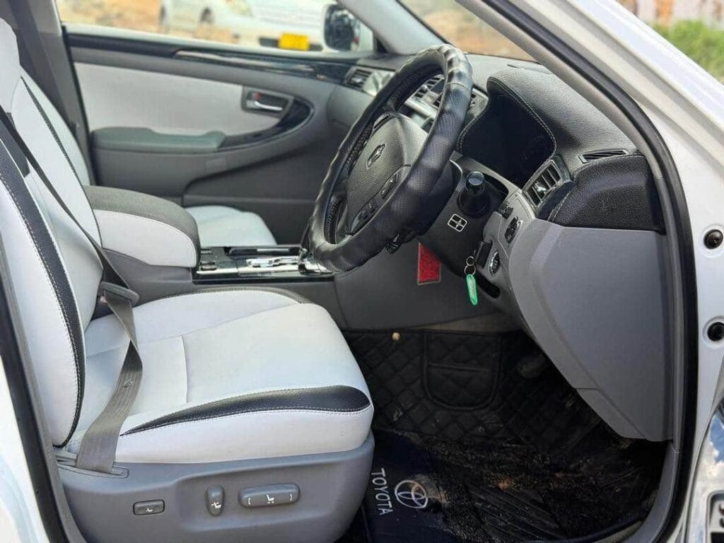 Price Toyota Crown 2004 for Sale in Dar es Salaam