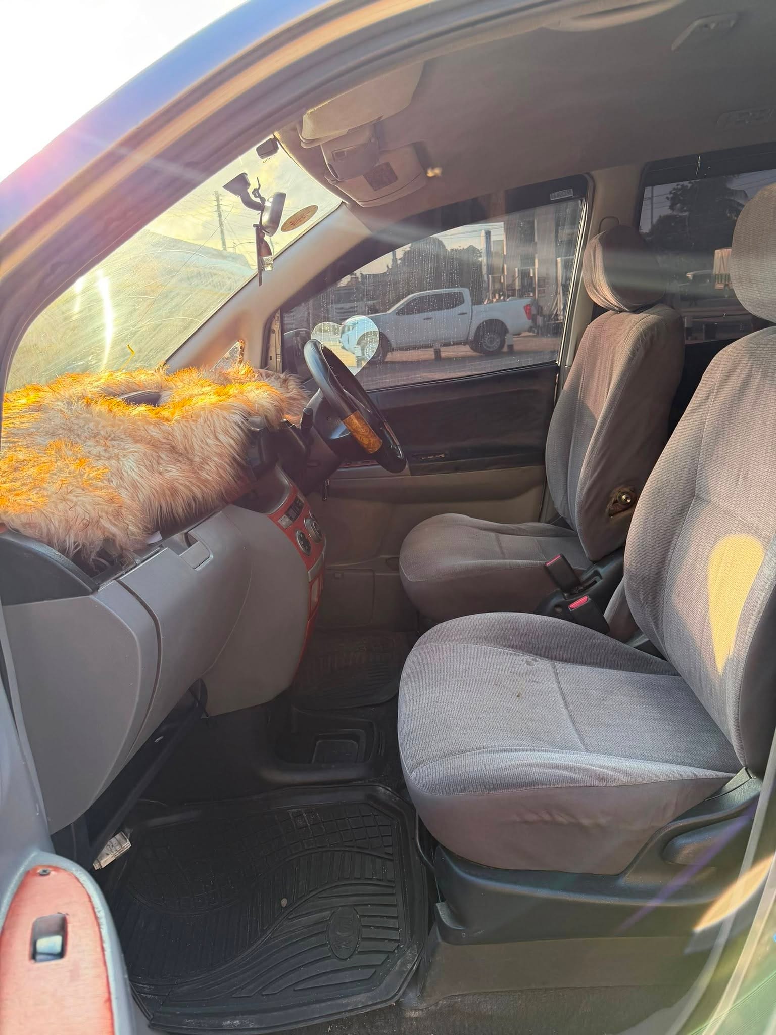 Toyota Noah bei poa sokoni Dar es Salaam Tanzania