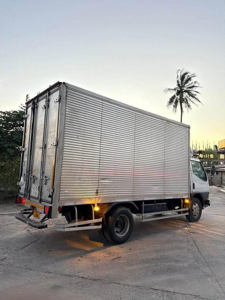 Mitsubishi Canter bei poa sokoni Dar es Salaam Tanzania