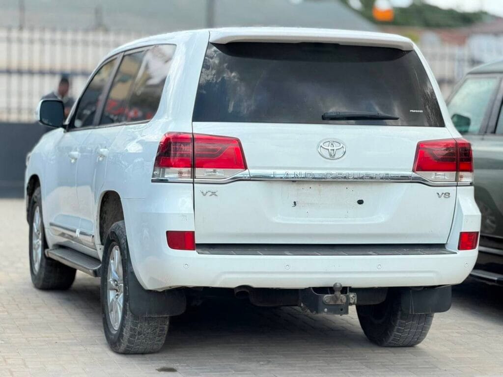 Toyota Land Cruiser V8 bei poa sokoni Dar es Salaam Tanzania