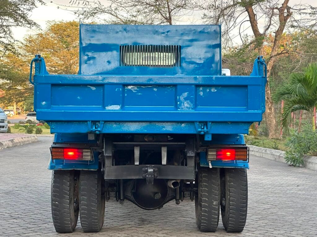 Magari Sokoni Mitsubishi Canter ya Bei Poa 1999